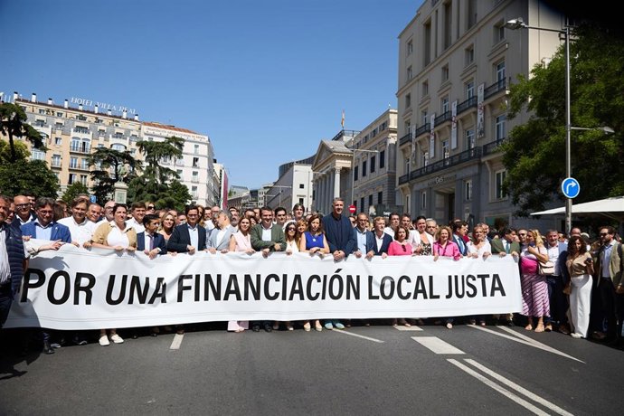 El alcalde de Badalona, Xavier García Albiol (c), junto a otros alcaldes durante una concentración de alcaldes y presidentes de entidades locales ante el Congreso, a 18 de junio de 2025, en Madrid (España). 