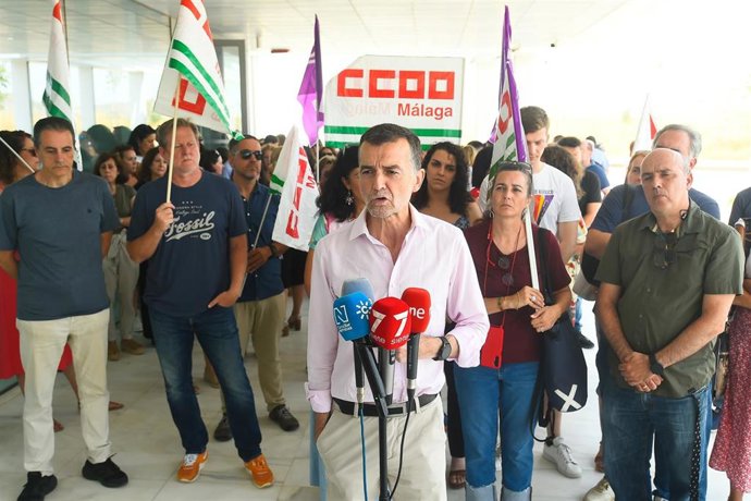 El líder de IU, Antonio Maiíllo, y la coordinadora provincial, Toni Morillas, han participado este miércoles en la concentración convocada por el Personal Docente e Investigador de la Universidad de Málaga.