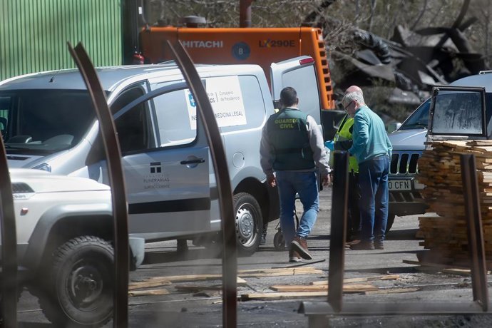 Archivo - Efectivos d'emerxencies mientres los llabores de busca de les víctimes del accidente na mina de Zarréu, a 31 de marzu de 2025, en Degaña, Asturies (España).   