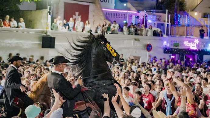 Archivo - Un jinete y su caballo en las fiestas de Jocs des Pla, en el puerto de Ciutadella, en las Fiestas populares de Sant Joan de Ciutadella, a 24 de junio de 2024