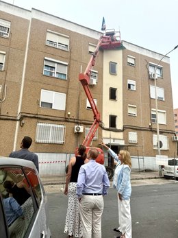 Visita a las obras para la eliminación de las estructuras inestables en los edificios de la barriada de El Torrejón,