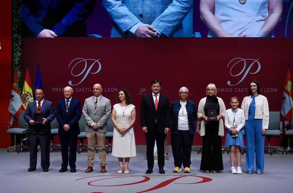 El Presidente De La Junta De Castilla Y León, Alfonso Fernández Mañueco Hace Entrega De Los Premios Castilla Y León 2025. Foto De Familia De Los Premiados
