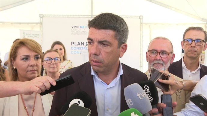 El 'president' de la Generalitat, Carlos Mazón, atiende a los medios de comunicación en El Campello (Alicante)