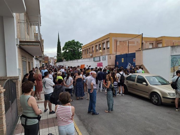 Concentración reciente de la comunidad educativa de La Algaba para exigir mejoras en el IES Matilde Casanova.