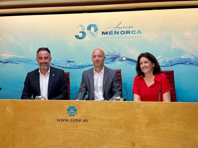 El conseller de Vivienda, Territorio y Movilidad, José Luis Mateo, el presidente del Consell de Menorca, Adolfo Vilafranca y la directora del IBDona, Cati Salom, en rueda de prensa