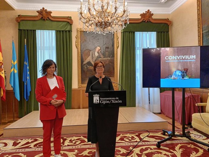 La alcaldesa de Gijón, Carmen Moriyón, presenta la exposición 'Convivium. Arqueología de la dieta mediterránea', acompañada de la concejala de Cultura, Monsterrat López Moro.