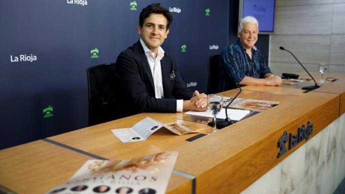 El director general de Cultura, Roberto Iturriaga, junto al programador del ciclo, Jesús Pérez Caballero