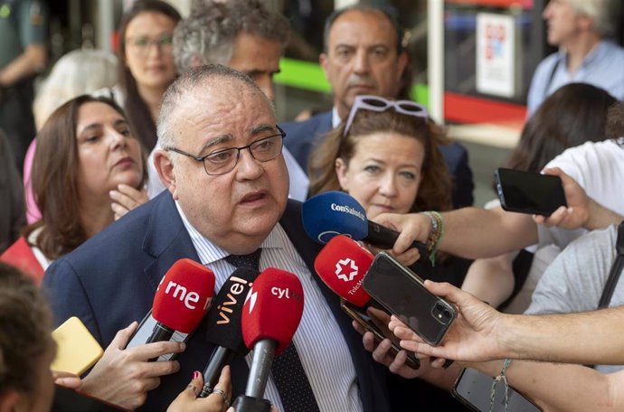 El consejero de Sanidad de Castilla y León, Alejandro Vázquez Ramos, atiende a los medios de comunicación a su llegada a la reunión del Consejo Interterritorial del Sistema Nacional de Salud (CISNS), en la sede del Ministerio de Sanidad..