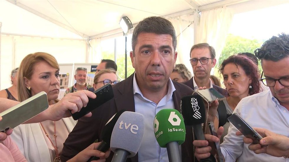 El 'president' de la Generalitat, Carlos Mazón, atiende a los medios de comunicación en El Campello (Alicante)