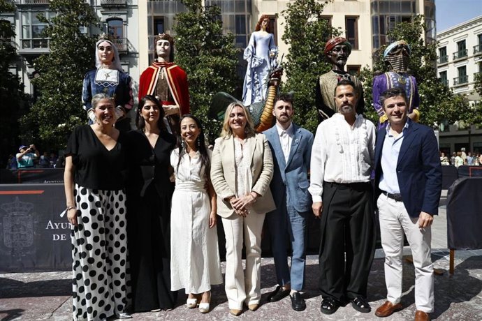 La alcaldesa de Granada, Marifrán Carazo, ante la Tarasca.