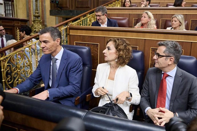 El presidente del Gobierno, Pedro Sánchez; la vicepresidenta primera , María Jesús Montero y el ministro para la Presidencia, Félix Bolaños, durante una sesión de control al Gobierno, en el Congreso de los Diputados, a 18 de junio de 2025, en Madrid
