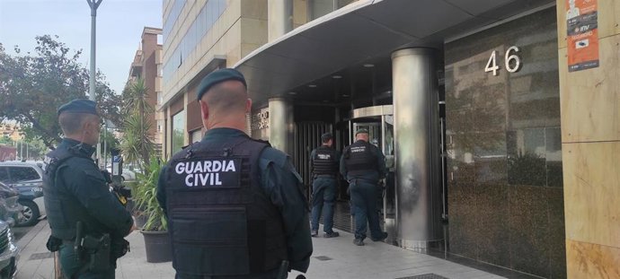 Agentes de la Guardia Civil frente al edificio de oficinas en la Avenida de Gran Capitán de Córdoba.
