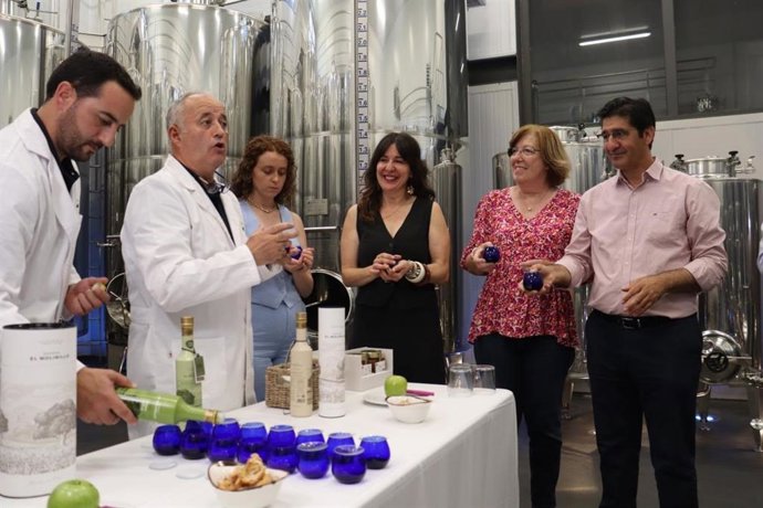 El vicepresidente segundo del Gobierno regional, José Manuel Caballero, ha visitado la finca Dehesa El Molinillo, en Retuerta del Bullaque