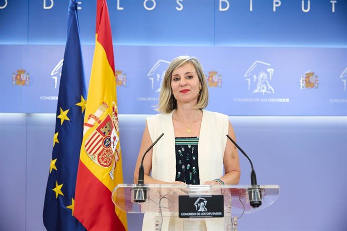 La portavoz de Sumar en el Congreso, Verónica Martínez, durante una rueda de prensa posterior a la reunión de la Junta de Portavoces, en el Congreso de los Diputados, a 17 de junio de 2025, en Madrid (España).