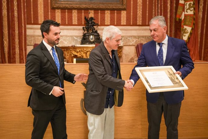 El jerezano Juan Bonilla recibe el XV Premio Iberoamericano de Poesía Hermanos Machado de manos del alcalde en el Salón Colón.