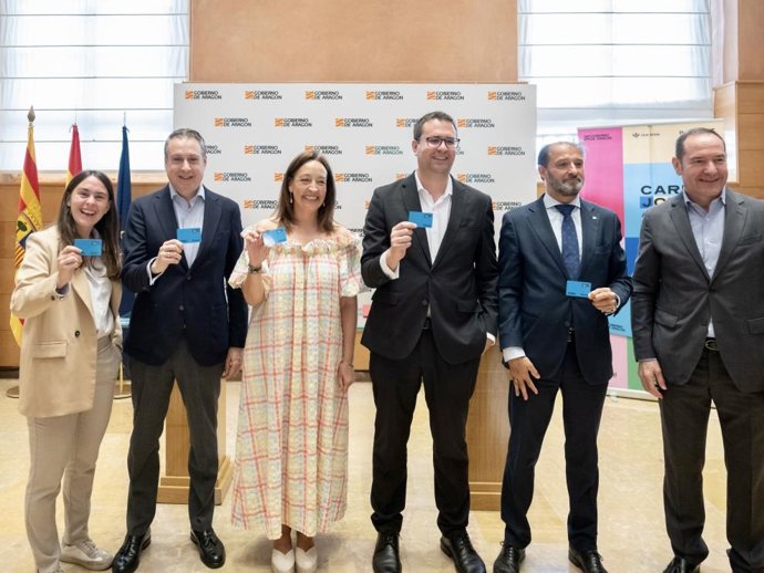 En la imagen, la consejera de Bienestar Social y Familia, Carmen Susín, y la directora gerente del IAJ, Cristina Navarro, con los representantes de las tres entidades financieras