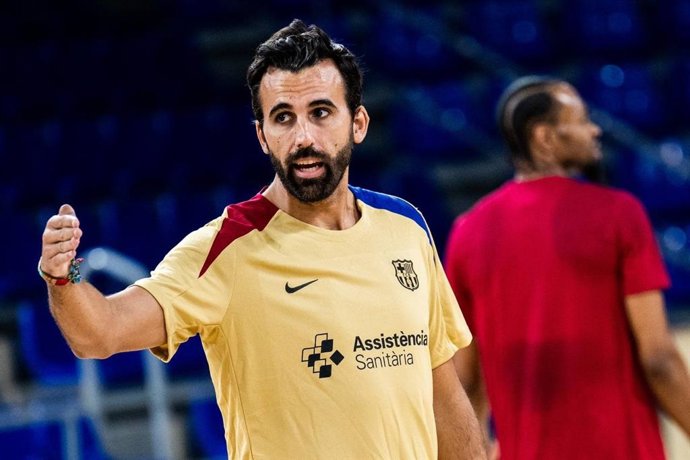 El exjugador español Victor Sada durante su etapa en el cuerpo técnico del Barça