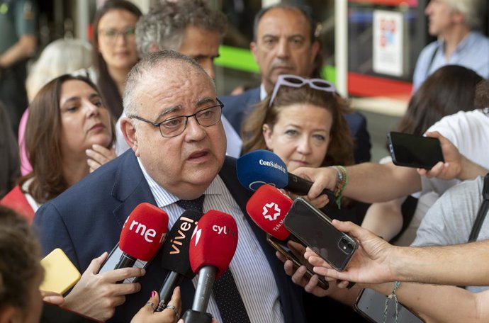 O Ministro Regional da Saúde de Castilla y León, Alejandro Vázquez Ramos, atende à imprensa em sua chegada à reunião do Conselho Interterritorial do Sistema Nacional de Saúde (CISNS), na sede do Ministério, em 18 de junho de 2025, em Madri, Espanha.