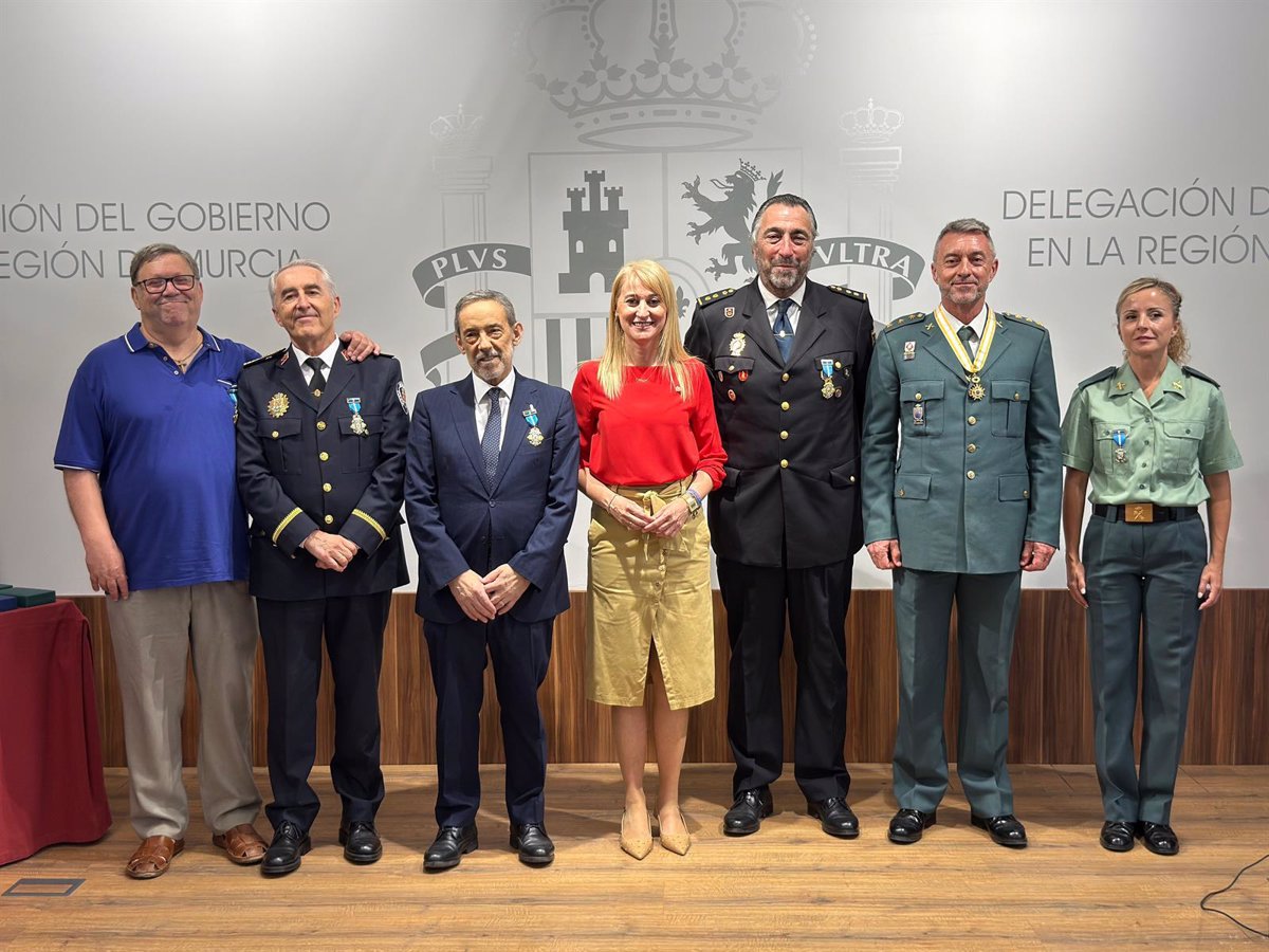 Guevara entrega las medallas de la Orden del Mérito Civil e Isabel la Católica como reconocimiento a seis profesionales