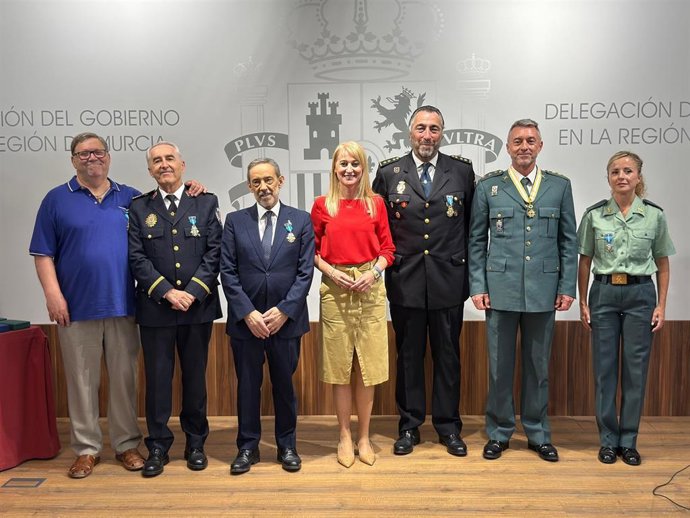 La delegada del Gobierno, en el centro, posa con los seis profesionales