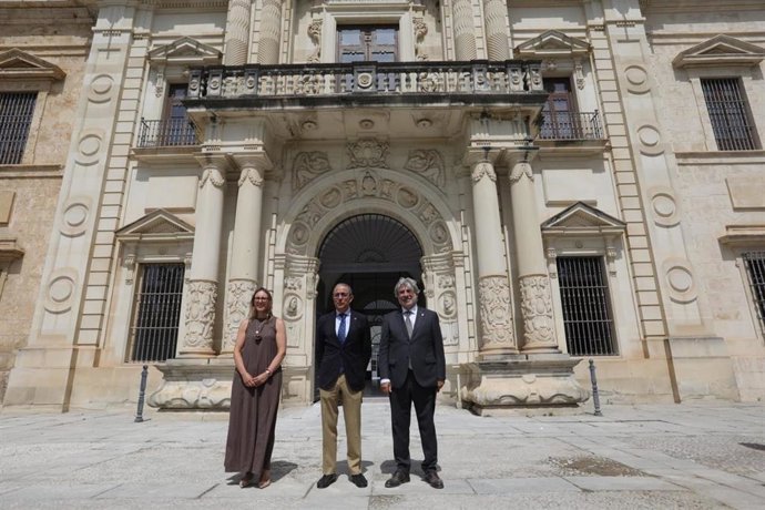 El rector de la US, Miguel Ángel Castro, en el acto de reapertura de la puerta de la fachada del Cid de la antigua Fábrica de Tabacos.