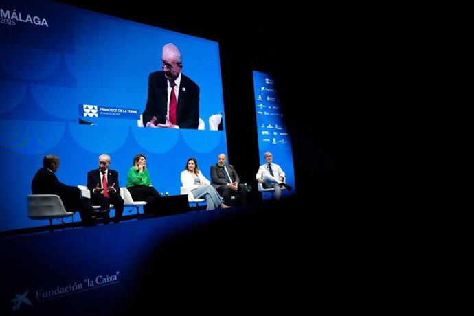 L alcalde de Málaga, Francisco de la Torre, junto al de Barcelona, Jaume Collboni; a la alcaldesa de Valencia, María José Catalá; a la regidora de Cartagena, Noelia Arroyo; y el alcalde de Palma, Jaime Martínez, participa en la mesa redonda