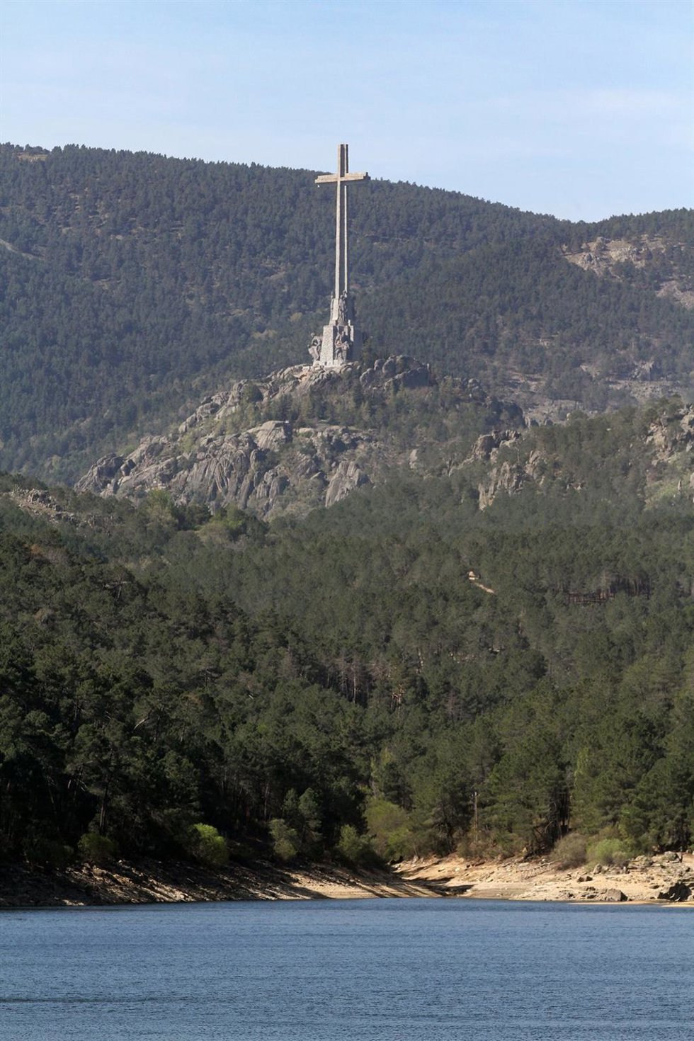 Archivo - La cruz del Valle de Cuelgamuros desde el embalse de La Jarosa,
