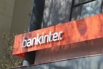 Archivo - Letrero en una oficina de Bankinter.