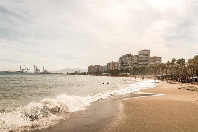 Archivo - Bañistas disfrutan en la playa de Málaga en un verano atípico marcado por la crisis del coronavirus donde hay que preservar la distancia de seguridad y utilizar mascarilla. En Málaga, Andalucía, (España), a 7 de agosto de 2020.