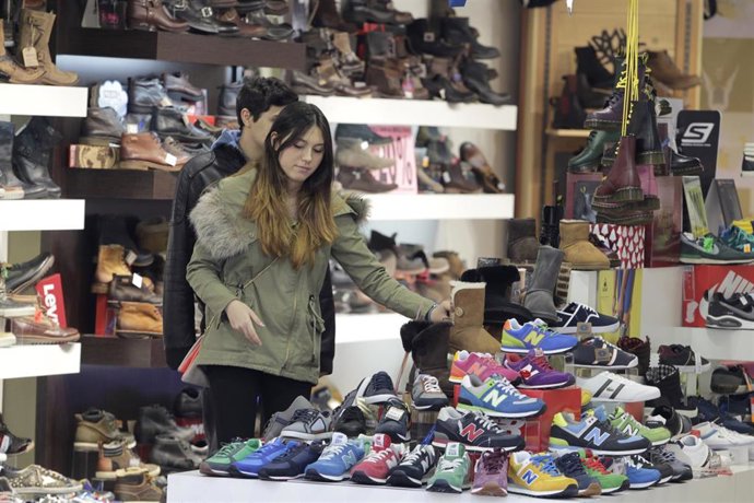 Archivo - Gente comprando en Madrid