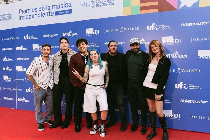 Fran Perea y Víctor Elías, en los Premios MIN 2025, con algunos de los artistas que forman parte del roster de NBL Música: Cerezuela, Celia Becks, Antonio Expósito y Juan Carlos Lax, e Isabel Rodríguez, la responsable del día a día proyecto.