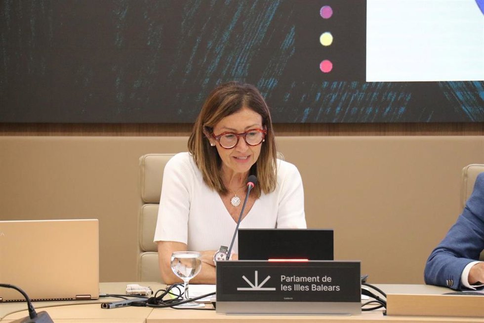 La presidenta de Cooperatives Agro-alimentries de Balears, Jerónima Bonafé, interviene en el Parlament.
