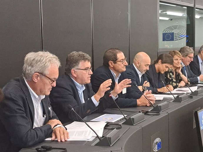 El conseller de Agricultura, Pesca y Medio Natural, Joan Simonet, en la reunión con el comisario de Pesca y Océanos de la Unión Europea, Costas Kadis