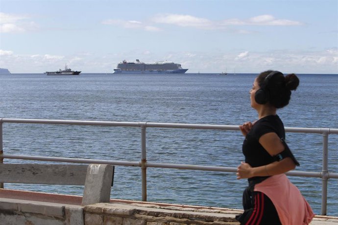 Archivo - Una mujer pasa por el crucero ‘Odyssey of the Seas’, varado en la bahía de Palma, a 24 de mayo de 2021, en Palma de Mallorca, Mallorca, Islas Baleares (España). 