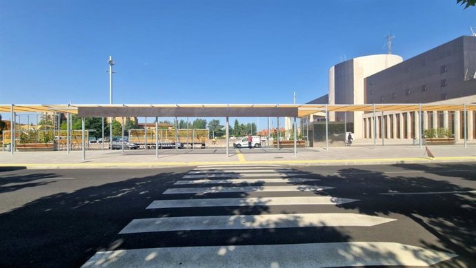 Pérgola bioclimática peatonal de la avenida Reyes Leoneses, en León capital.