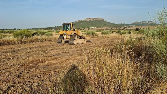 Una máquina mueve tierra donde se ubicará la fábrica de cátodos en Mérida.