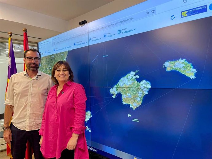 La consellera de Presidencia y Administraciones Públicas en Baleares, Antònia Maria Estarellas, y el director adjunto de Ib-Red, Juan Ochogavía, durante la firma del convenio