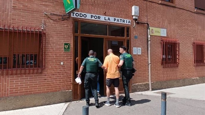 Dos agentes con el varón detenido por tentativa de homicidio en Benavente.