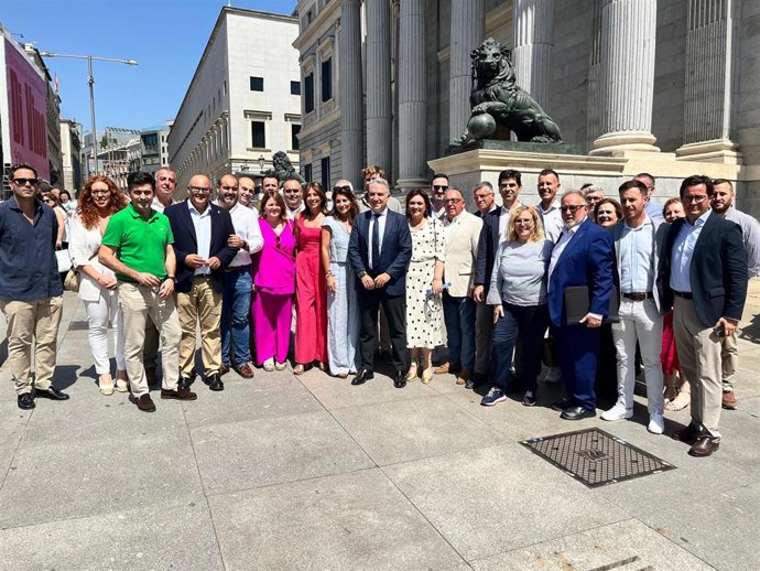 La presidenta del Consejo de Alcaldes del PP de Málaga, Margarita del Cid, junto a alcaldes populares en la provincia en la concentración ante el Congreso de los Diputados