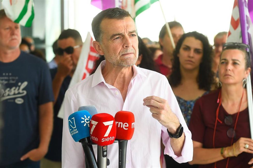 El coordinador federal de Izquierda Unida, Antonio Maíllo, atiende a los medios de comunicación tras la concentración del día de hoy. A 18 de junio de 2025 en Málaga, Andalucía (España). 