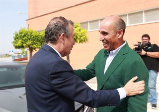 El presidente de la Diputación saluda al alcalde de Gilena en una visita institucional a la localidad sevillana.