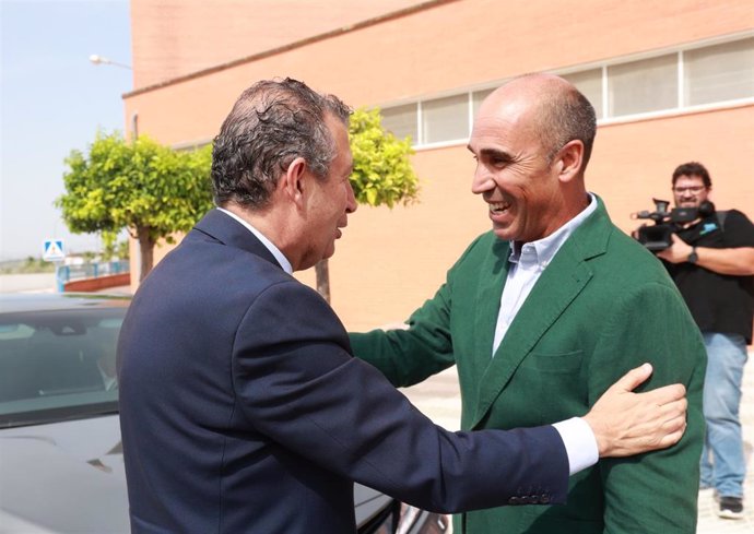El presidente de la Diputación saluda al alcalde de Gilena en una visita institucional a la localidad sevillana.
