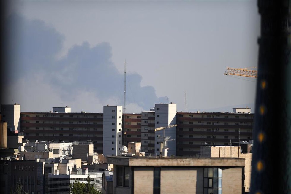 Columna de humo tras un bombardeo del Ejército de Israel contra la capital de Irán, Teherán