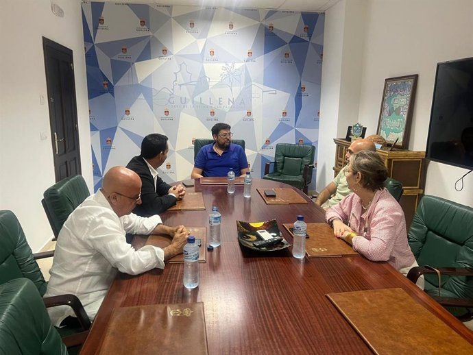 Reunión entre el diputado provincial de Servicios Públicos Supramunicipales de la Diputación y vicepresidente del Consorcio, Gonzalo Domínguez, y el alcalde de Guillena, Lorenzo Medina.