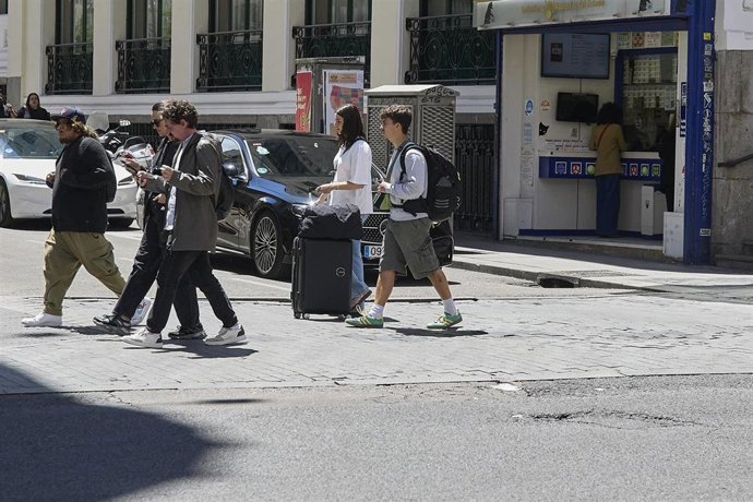 Turistas en el centro de Madrid tras el anuncio del ministerio de Consumo de bloquear casi 66.000 anuncios ilegales, a 19 de mayo de 2025, en Madrid (España).
