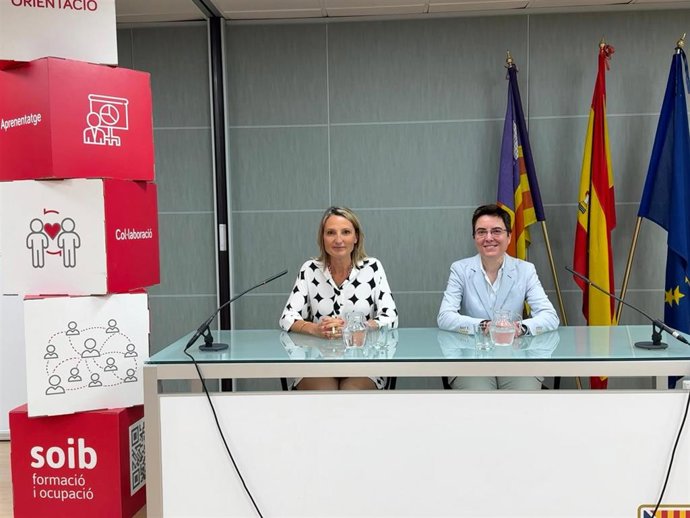 La secretaria autonómica de Trabajo, Catalina Cabrer (i), y la directora del SOIB, Mari Luz Moreno (d), en una rueda de prensa.