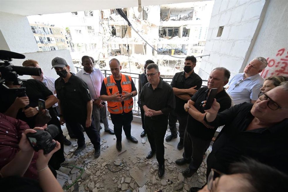 El ministro de Exteriores de Israel, Gideon Saar, durante una visita con embajadores a un edificio en Bat Yam alcanzado por un misil disparado por Irán