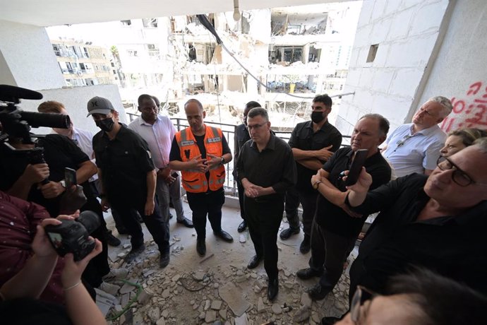 El ministro de Exteriores de Israel, Gideon Saar, durante una visita con embajadores a un edificio en Bat Yam alcanzado por un misil disparado por Irán