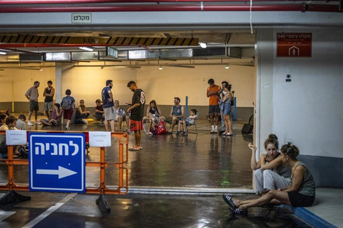 Un grupo de ciudadanos se refugia en un garaje de Tel Aviv ante los ataques lanzados desde Irán