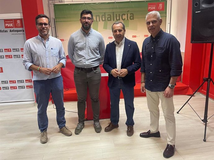 El secretario de Movilidad del PSOE de Málaga, Daniel Gómez, y el parlamentario andaluz y portavoz del PSOE en Antequera, José Luis Ruiz Espejo, entre otros, en rueda de prensa en Antequera.